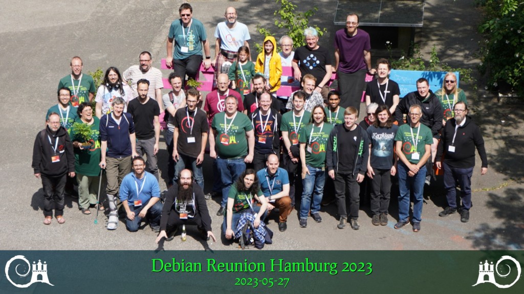 Groepsfoto van de Debian-reünie Hamburg 2023